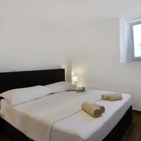 Komfortable Mit Pool In Der Naehe Von Apartment