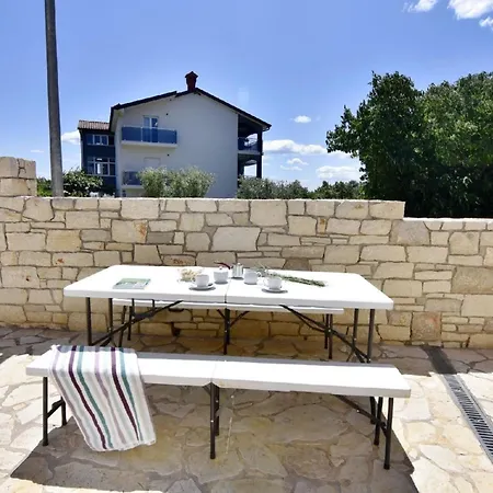 Komfortable Mit Pool In Der Naehe Von Umag