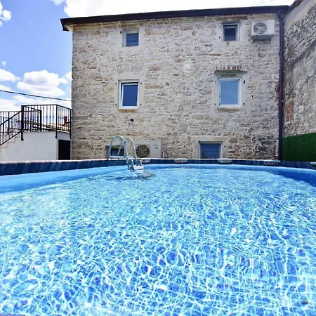 Komfortable Mit Pool In Der Naehe Von Umag