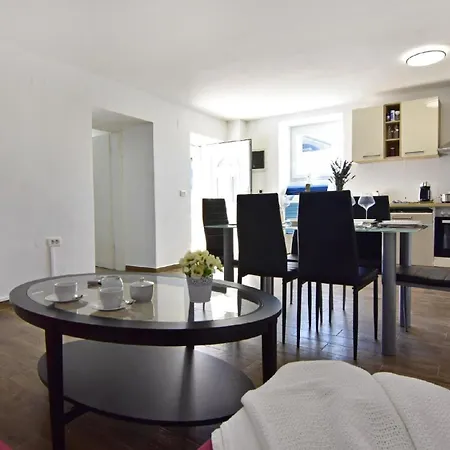 Apartment Komfortable Mit Pool In Der Naehe Von Umag