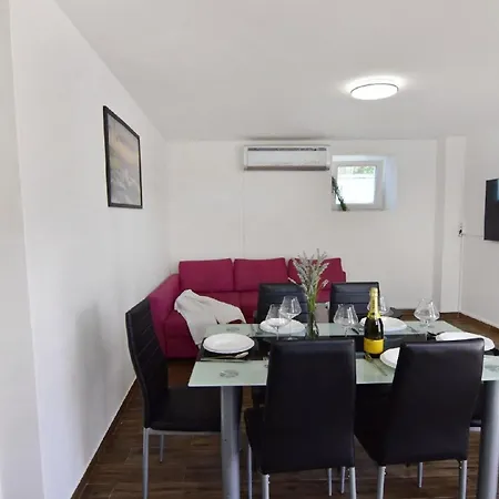 Apartment Komfortable Mit Pool In Der Naehe Von