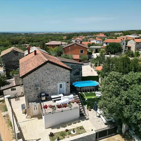 Komfortable Mit Pool In Der Naehe Von Apartment
