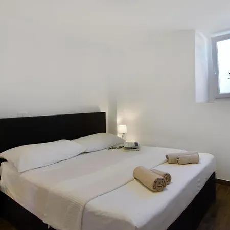 Komfortable Mit Pool In Der Naehe Von