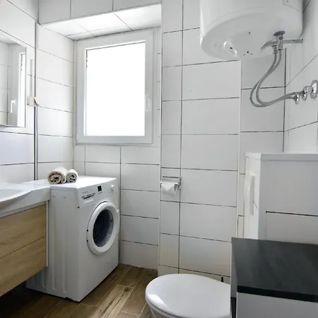 Komfortable Mit Pool In Der Naehe Von Apartment