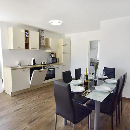 Komfortable Mit Pool In Der Naehe Von Umag